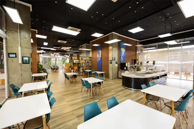 Het strakke design van het restuarant van Monaco Garden Golem.